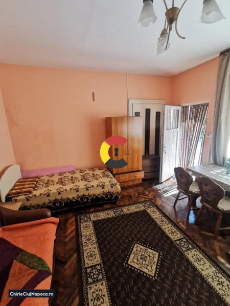 Apartament spatios cu 2 camere + acces curte în zona centrală 