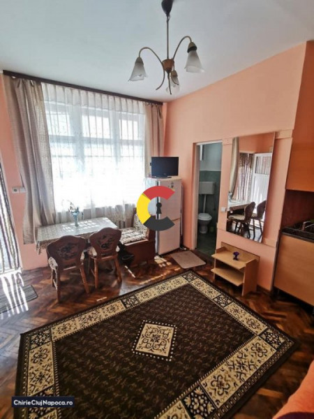 Apartament spatios cu 2 camere + acces curte în zona centrală 