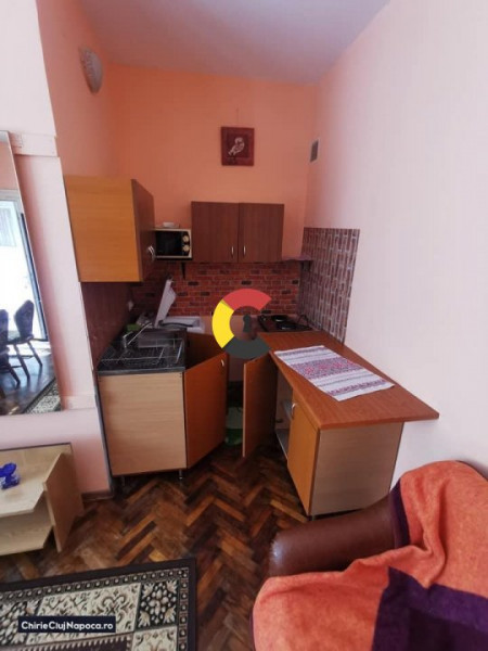 Apartament spatios cu 2 camere + acces curte în zona centrală 