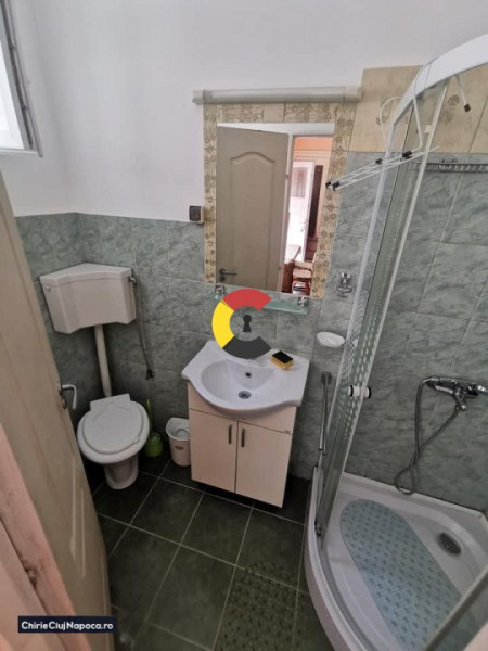 Apartament spatios cu 2 camere + acces curte în zona centrală 