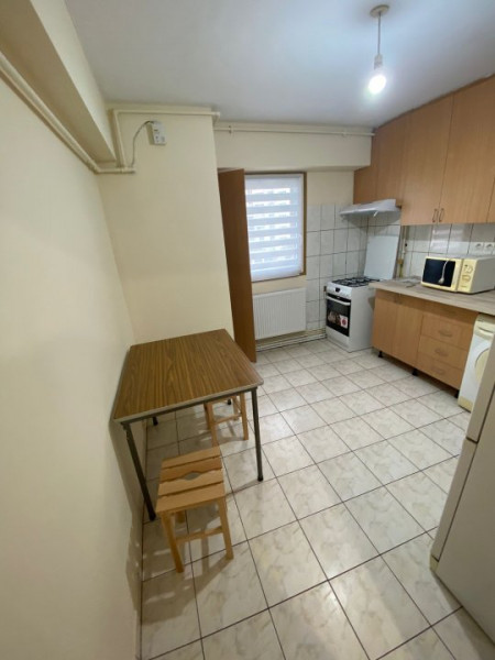 Inchiriez apartament cu 1 camera + balcon, zona Piata Marasti!