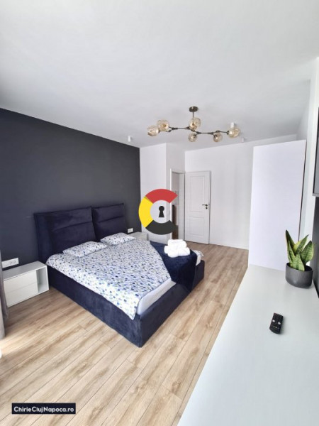 Apartament frumos cu 3 camere, CENTRU, zona Paris, parcare subterana 