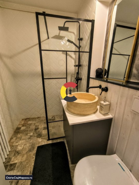 Apartament elegant cu 2 camere + balcon, vizavi de Parcul Central