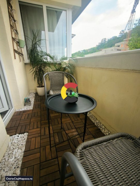 Apartament elegant cu 2 camere + balcon, vizavi de Parcul Central