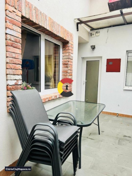 Casa cu 4 camere, 3 dormitoare, 2 bai, terasa, zona Piata 1 Mai