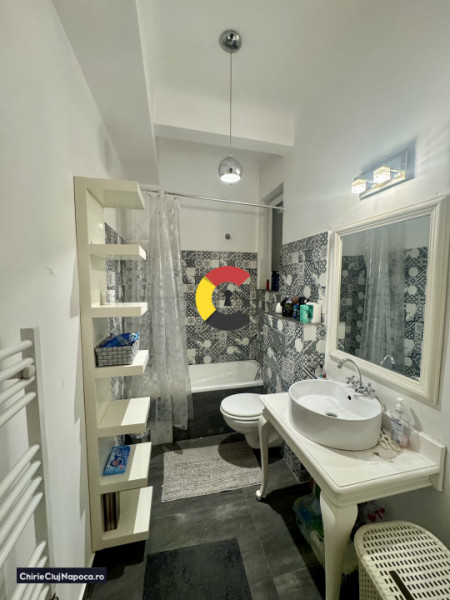 Apartament frumos cu 2 camere, Central, zona Mc Donalds, garaj si terasa