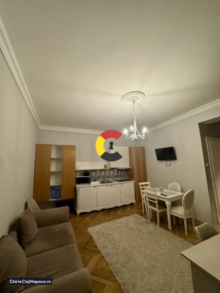 Apartament frumos cu 2 camere, Central, zona Mc Donalds, garaj si terasa