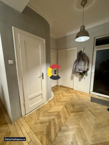 Apartament frumos cu 2 camere, Central, zona Mc Donalds, garaj si terasa