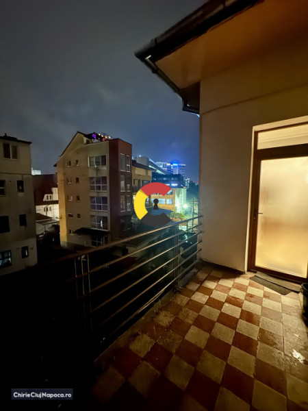 Apartament frumos cu 2 camere, Central, zona Mc Donalds, garaj si terasa