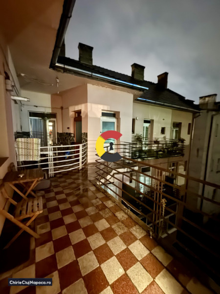 Apartament frumos cu 2 camere, Central, zona Mc Donalds, garaj si terasa