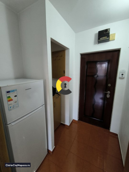 Garsoniera spatioasa + balcon zona McDonald's, 4-5 statii de Centru 