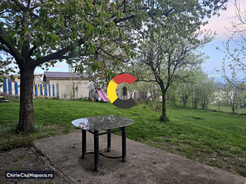 Casa individuala cu 5 camere • curte proprie de 1000 mp • str Spicului