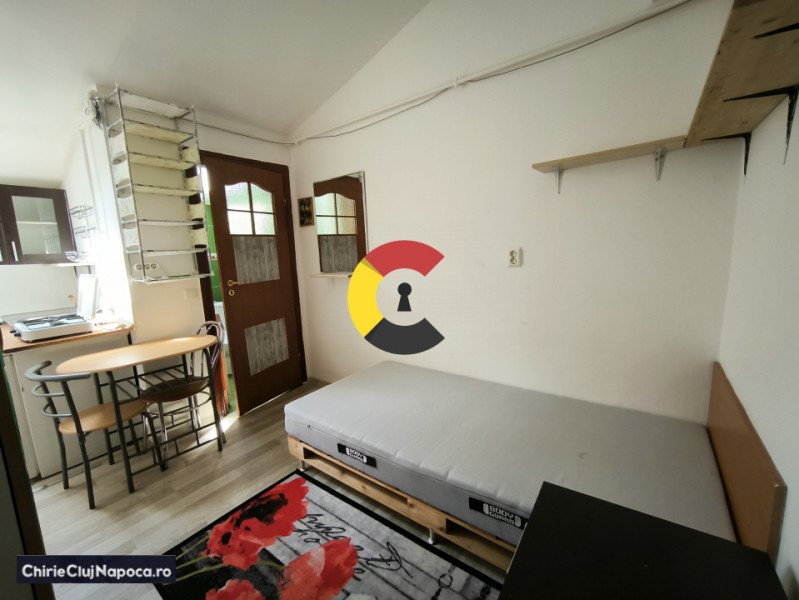 Garsoniera mica utilată cu acces la curte zona Scolii de Politie