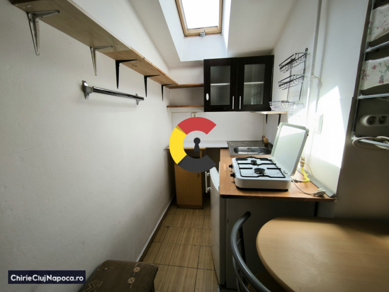 Garsoniera mica utilată cu acces la curte zona Scolii de Politie