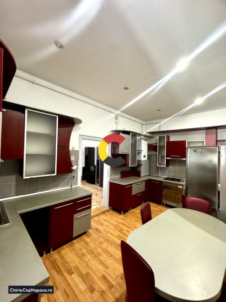 Casa cu 4 camere, Gruia, zona 7 strazi, parcare