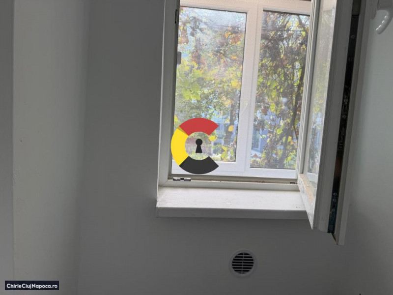 Apartament cu 3 camere, 2 balcoane, pivnita si garaj în Plopilor Vechi