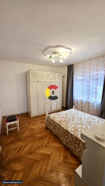 Casa cu 3 camere si curte comuna, Dambul Rotund, zona 18GYM, parcare