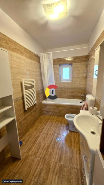 Casa cu 3 camere si curte comuna, Dambul Rotund, zona 18GYM, parcare