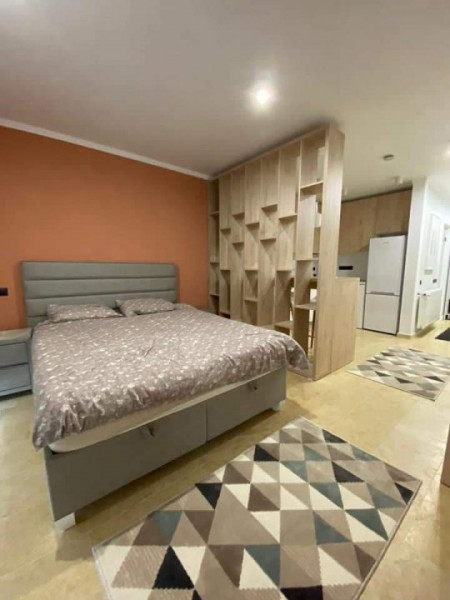 Inchiriez apartament cu 1 camera, parcare, bloc lux, zona Iulius Mall!