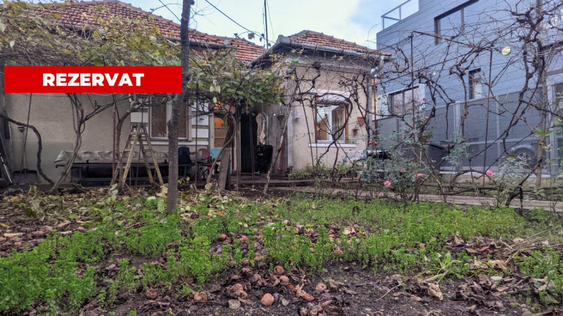 Casă modestă + curte, in Centru, langa Sala Polivalenta 